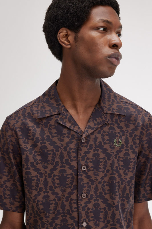 FRED PERRY Camisa com gola reverberante e estampa repetida - CARISMAstore