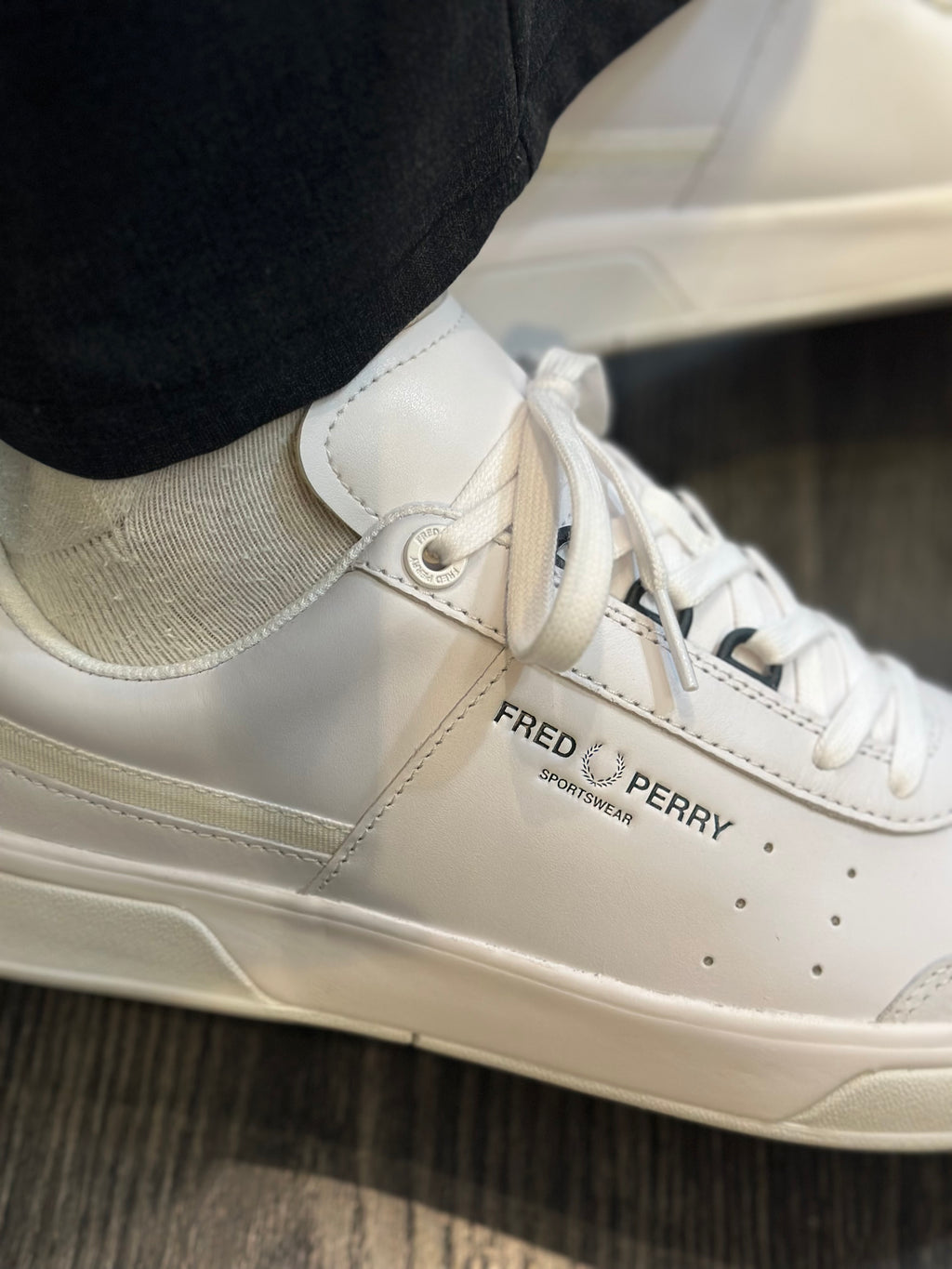 FRED PERRY B302 em pele