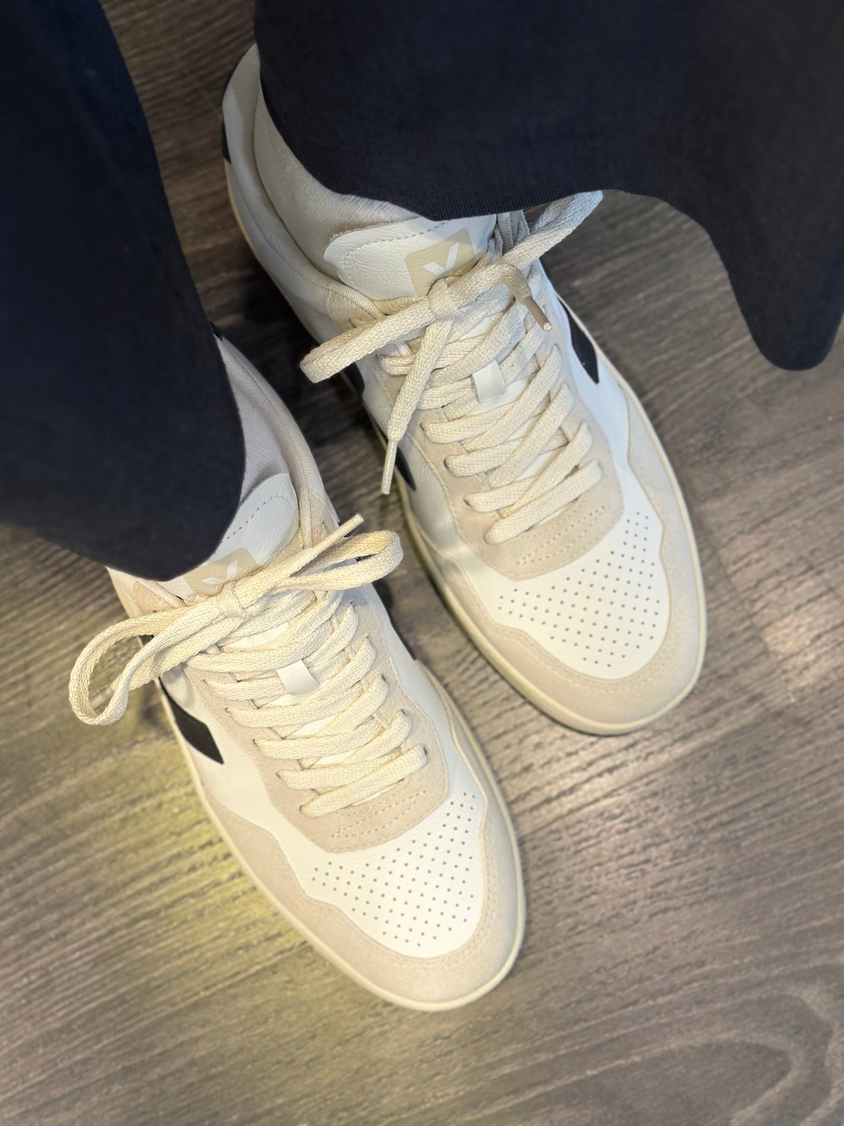 VEJA Sapatilhas V-90 couro braco preto