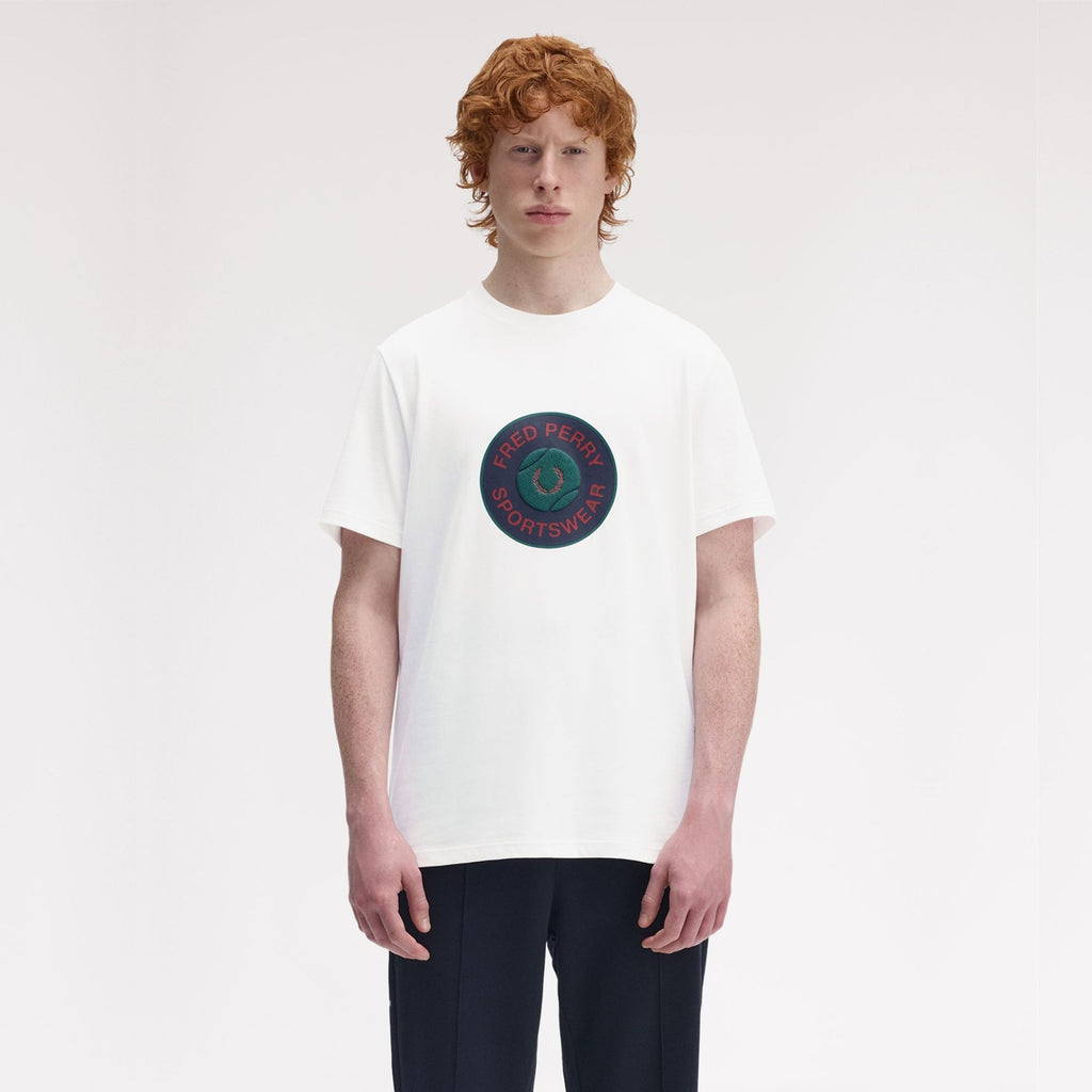 FRED PERRY T-shirt gráfica com emblema de ténis - CARISMAstore
