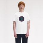 FRED PERRY T-shirt gráfica com emblema de ténis - CARISMAstore