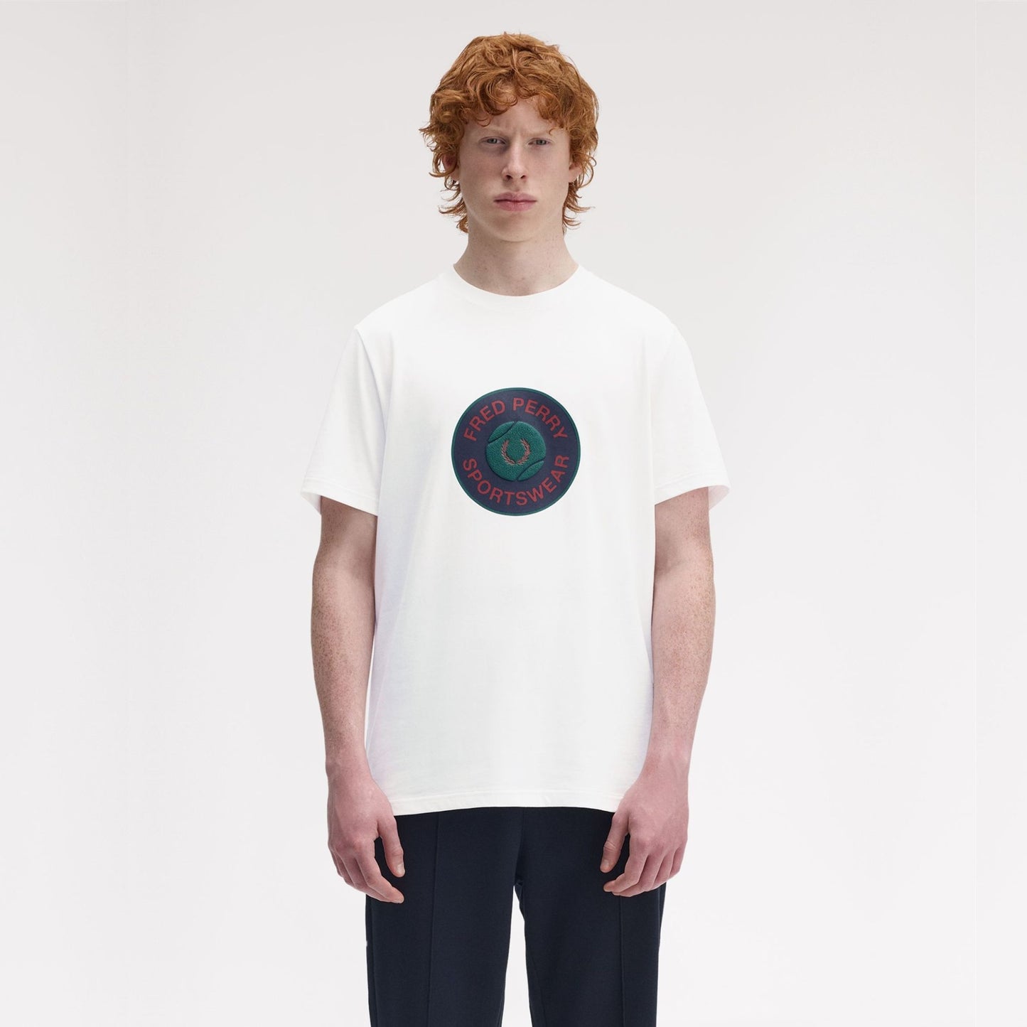 FRED PERRY T-shirt gráfica com emblema de ténis