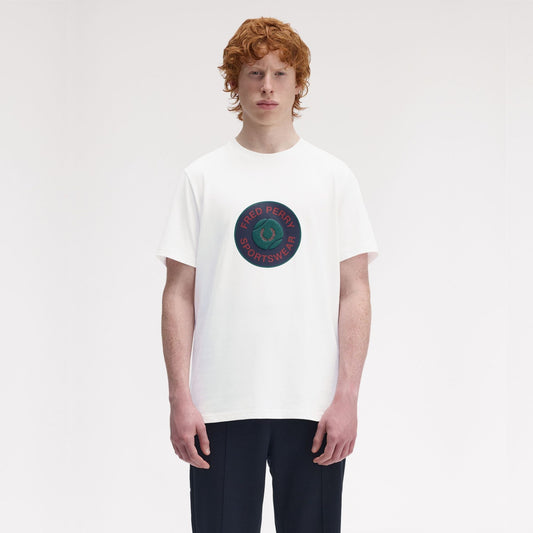 FRED PERRY T-shirt gráfica com emblema de ténis