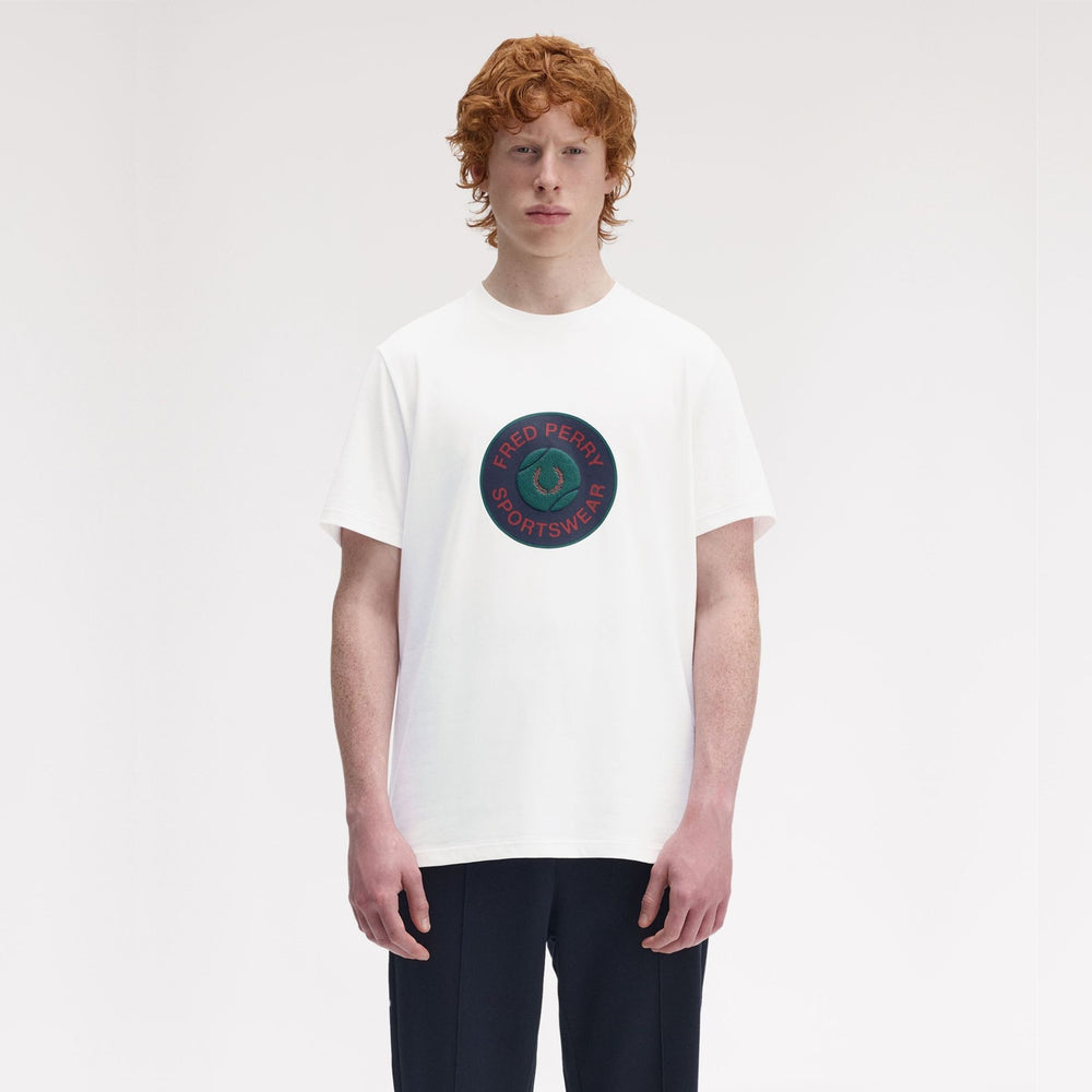 FRED PERRY T-shirt gráfica com emblema de ténis - CARISMAstore