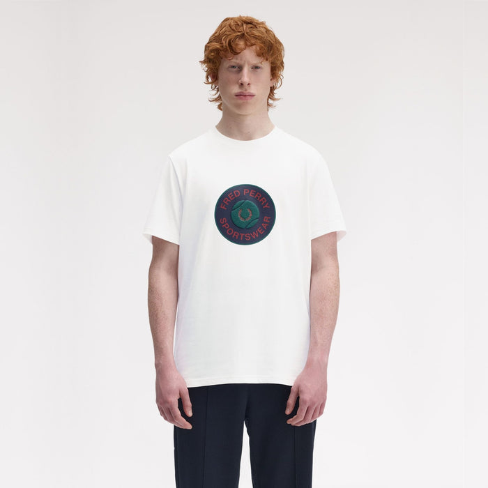 FRED PERRY T-shirt gráfica com emblema de ténis - CARISMAstore