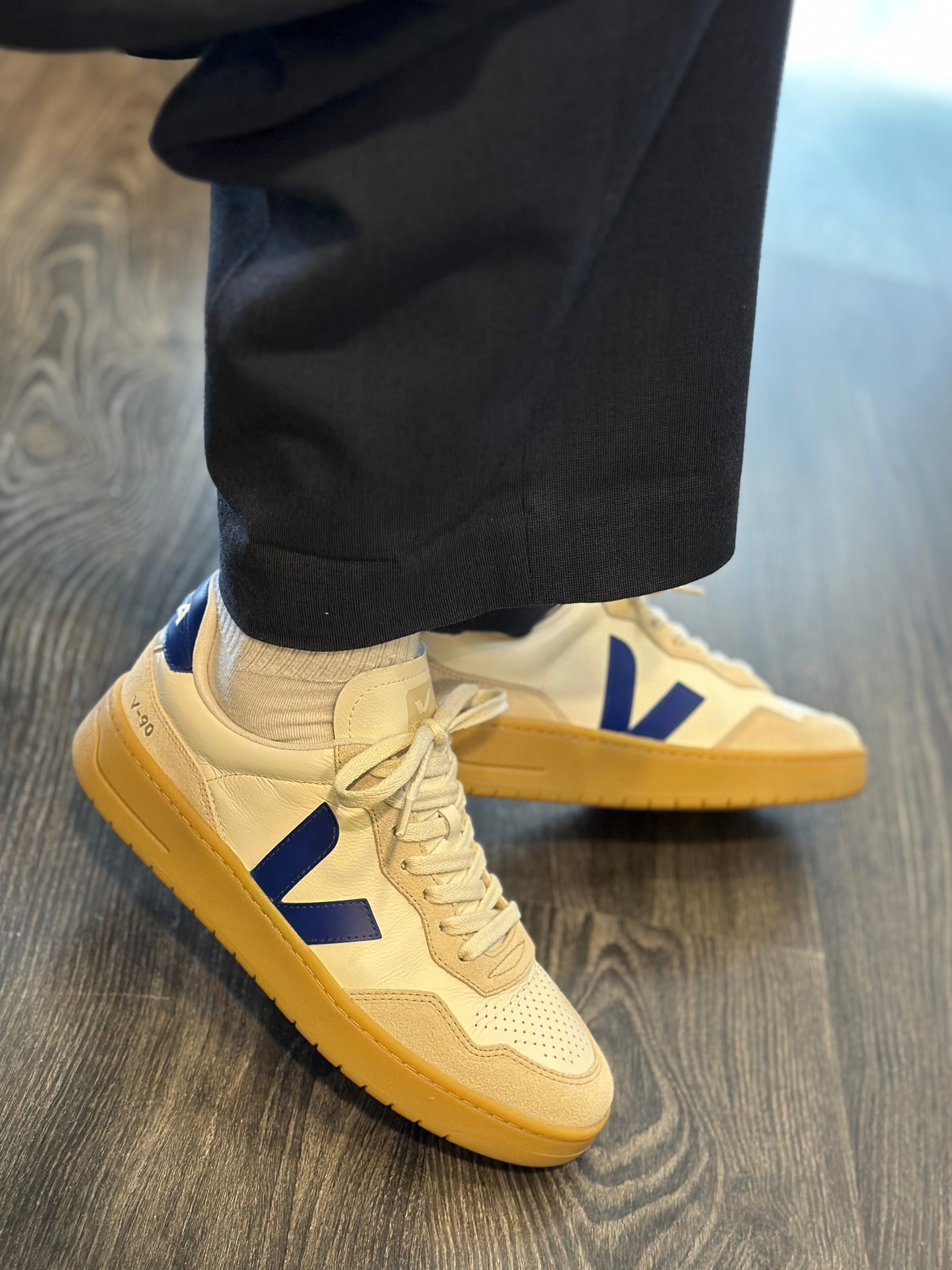 VEJA Sapatilhas V-90 couro puro amendoa natural