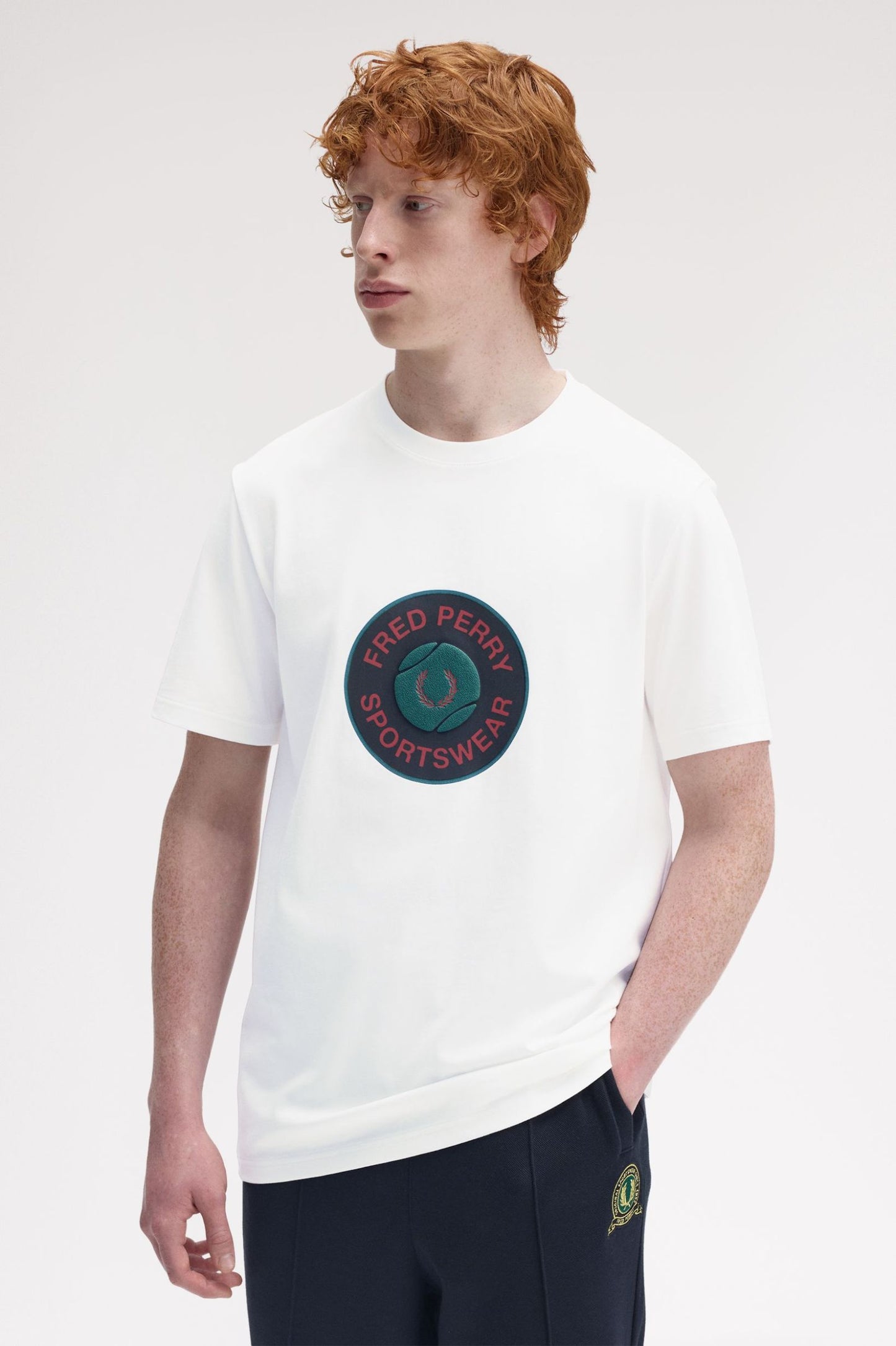 FRED PERRY T-shirt gráfica com emblema de ténis