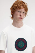 FRED PERRY T-shirt gráfica com emblema de ténis - CARISMAstore