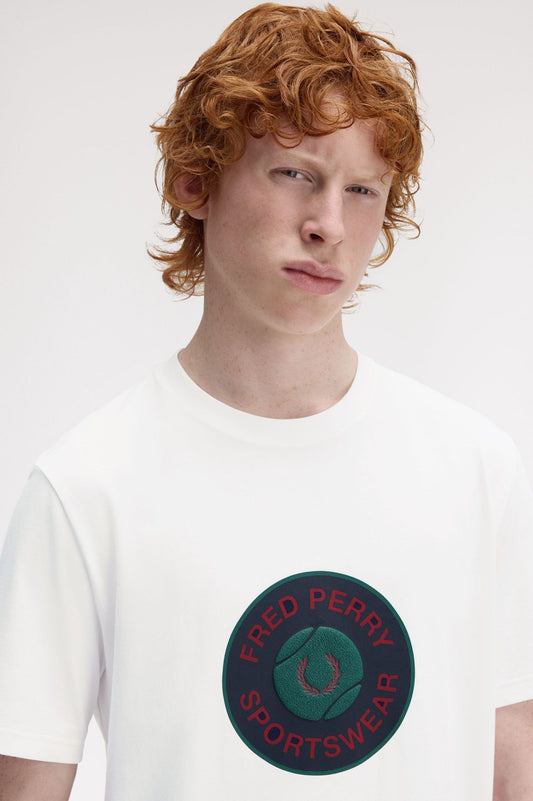 FRED PERRY T-shirt gráfica com emblema de ténis