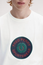 FRED PERRY T-shirt gráfica com emblema de ténis - CARISMAstore