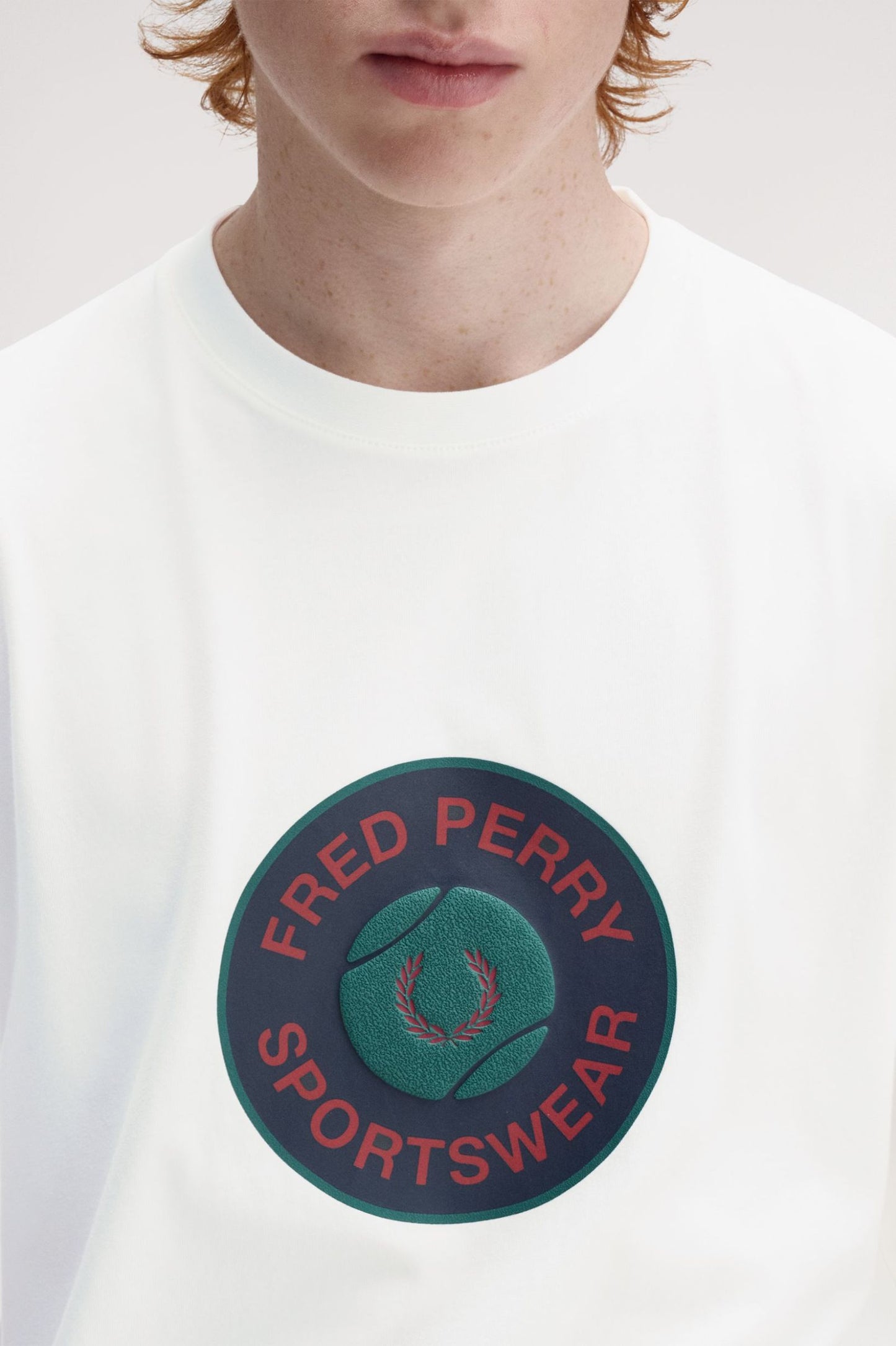 FRED PERRY T-shirt gráfica com emblema de ténis