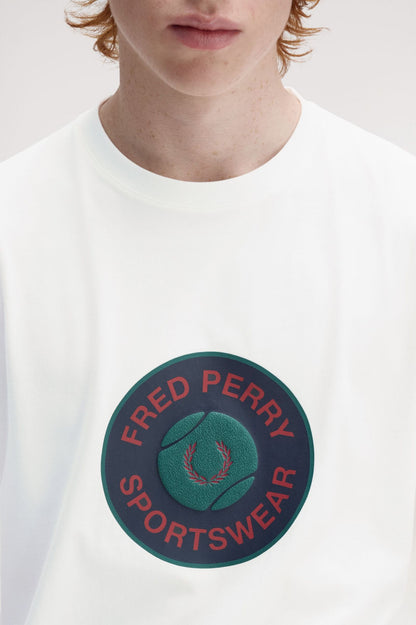 FRED PERRY T-shirt gráfica com emblema de ténis