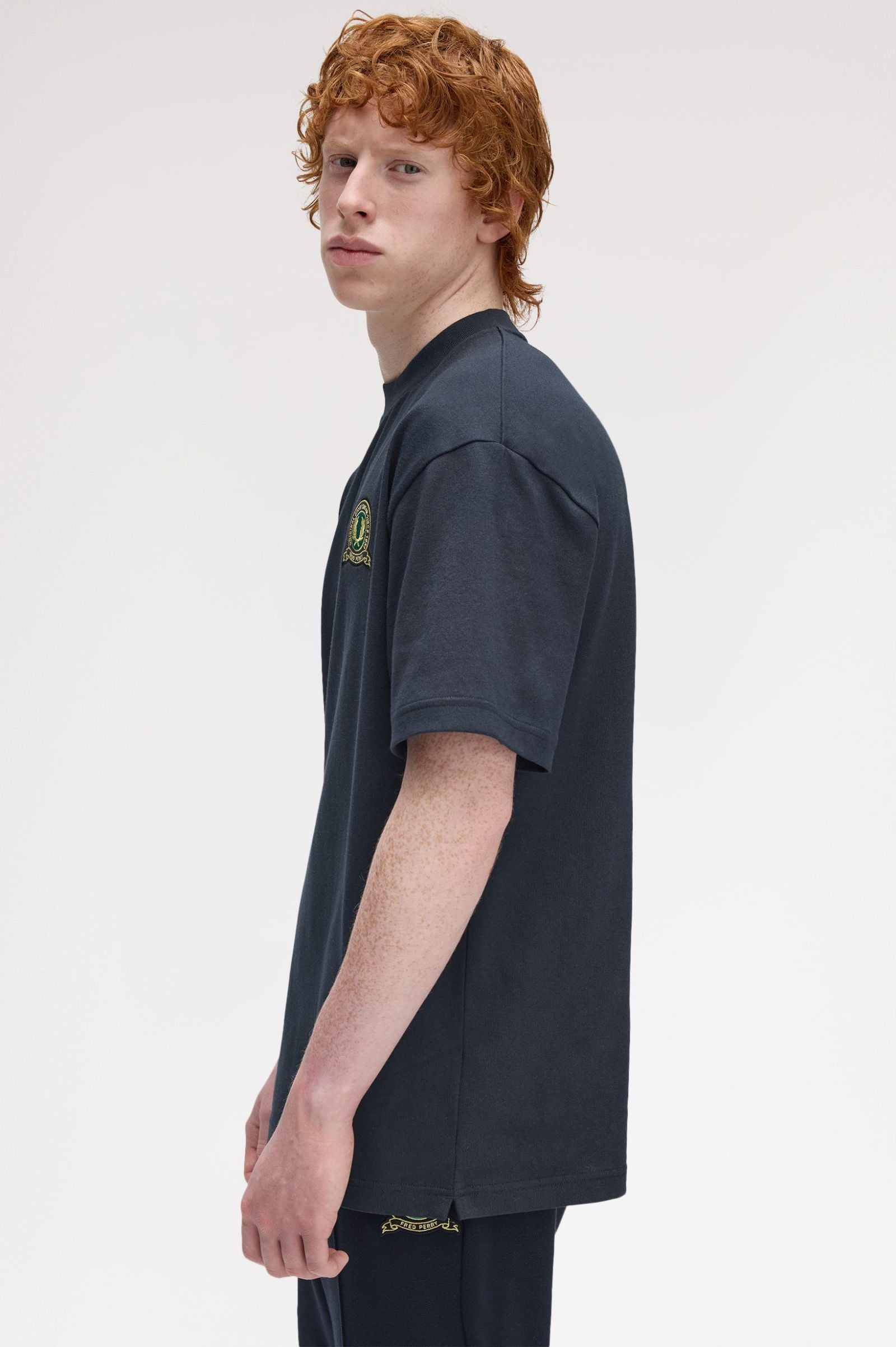 FRED PERRY T-shirt com emblema de ténis - CARISMAstore