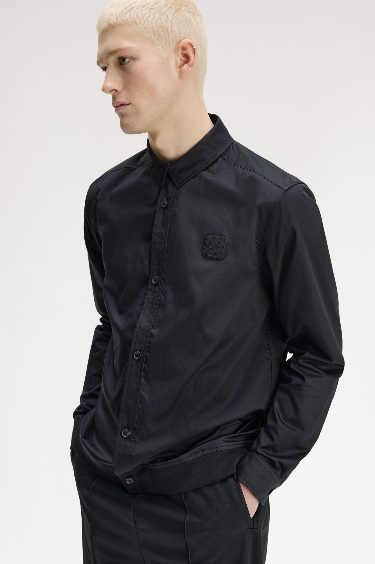 FRED PERRY Camisa com bainha canelada com aplicação em pele