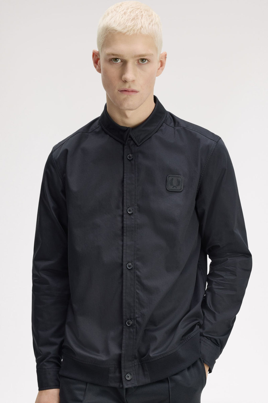FRED PERRY Camisa com bainha canelada com aplicação em pele