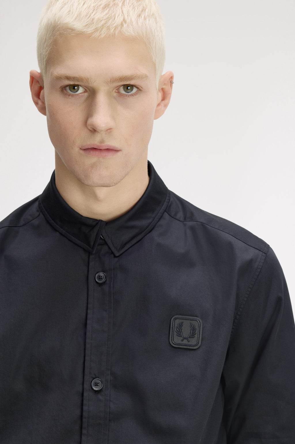 FRED PERRY Camisa com bainha canelada com aplicação em pele