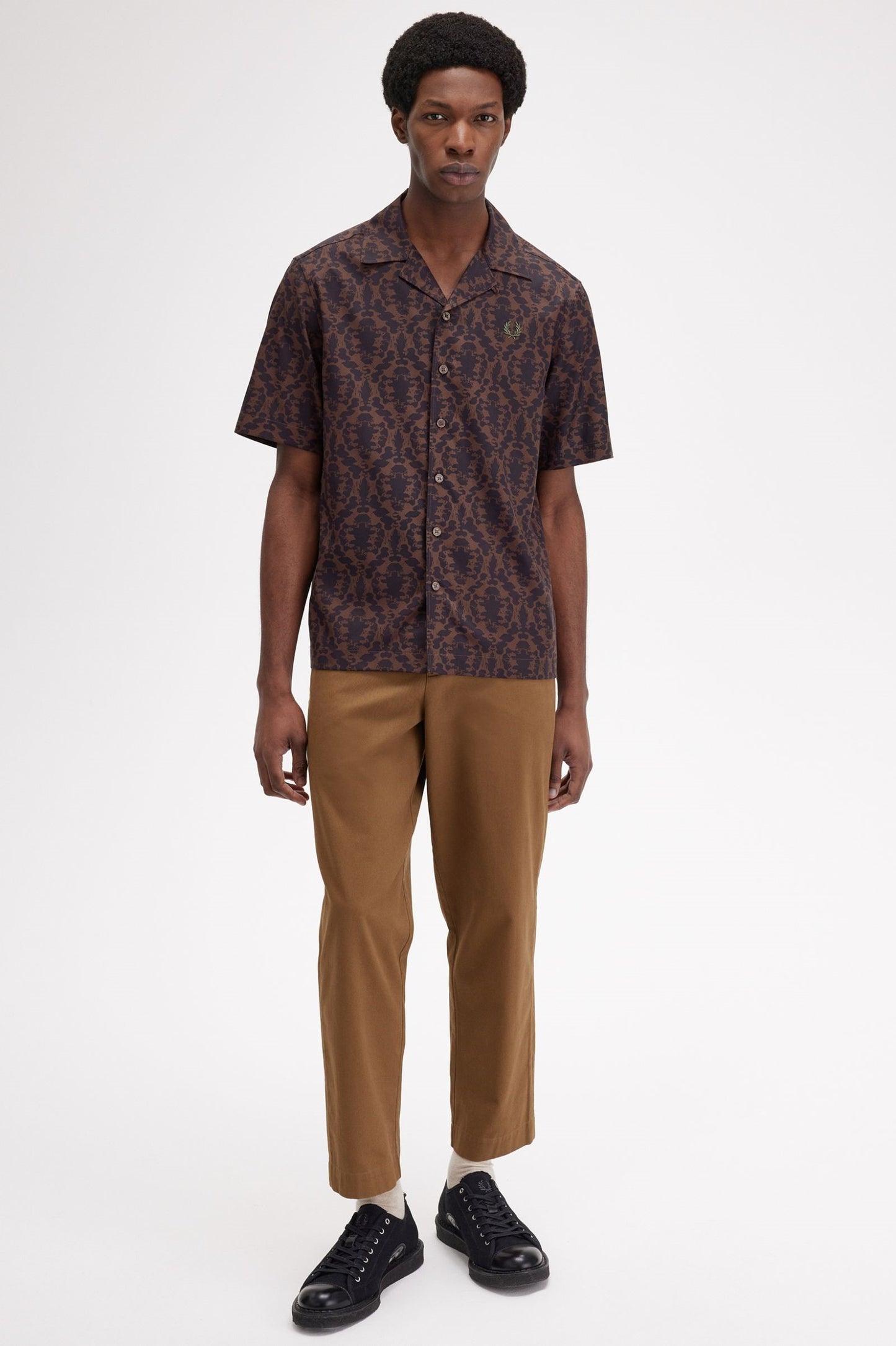 FRED PERRY Camisa com gola reverberante e estampa repetida - CARISMAstore