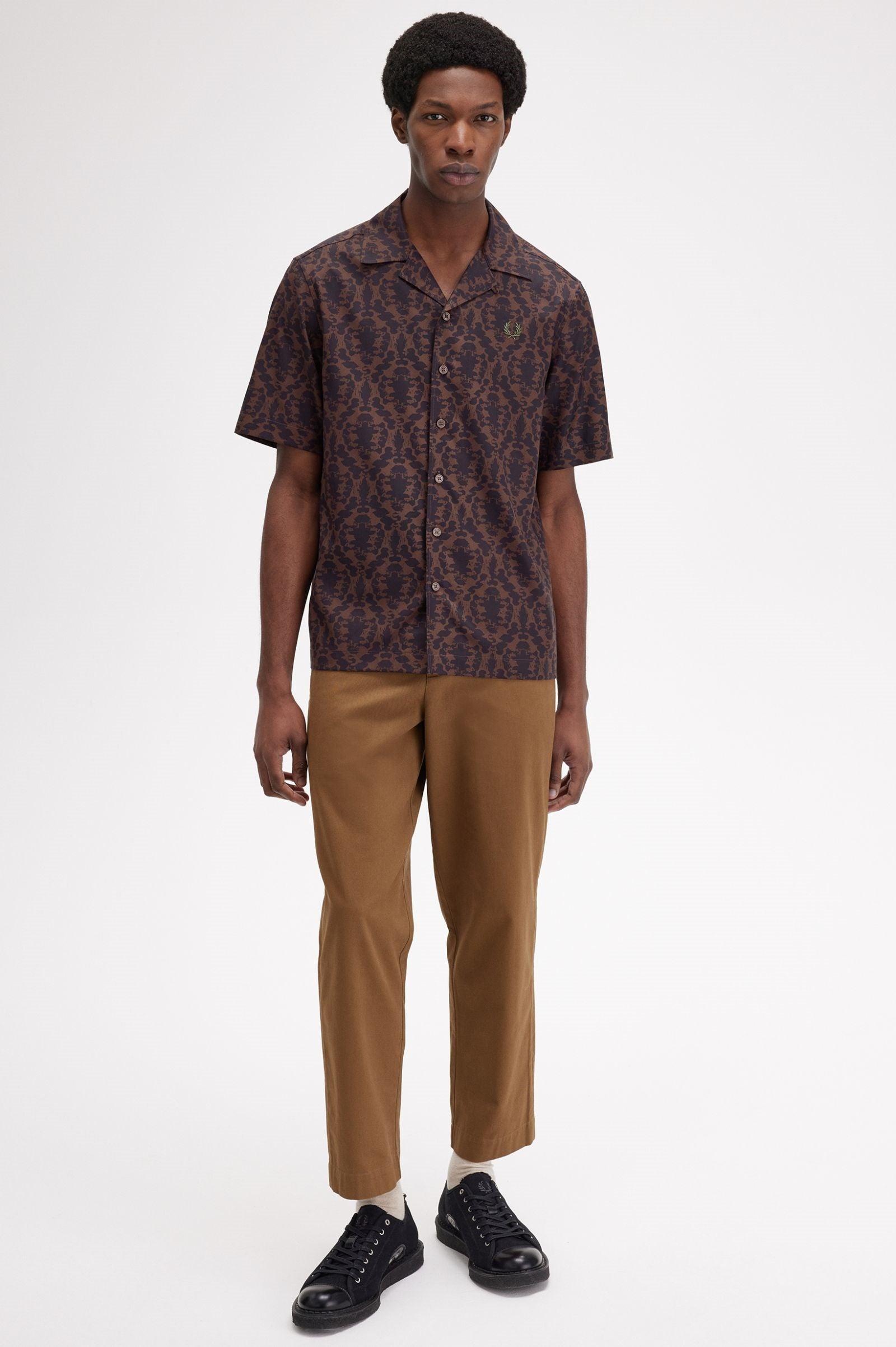 FRED PERRY Camisa com gola reverberante e estampa repetida - CARISMAstore