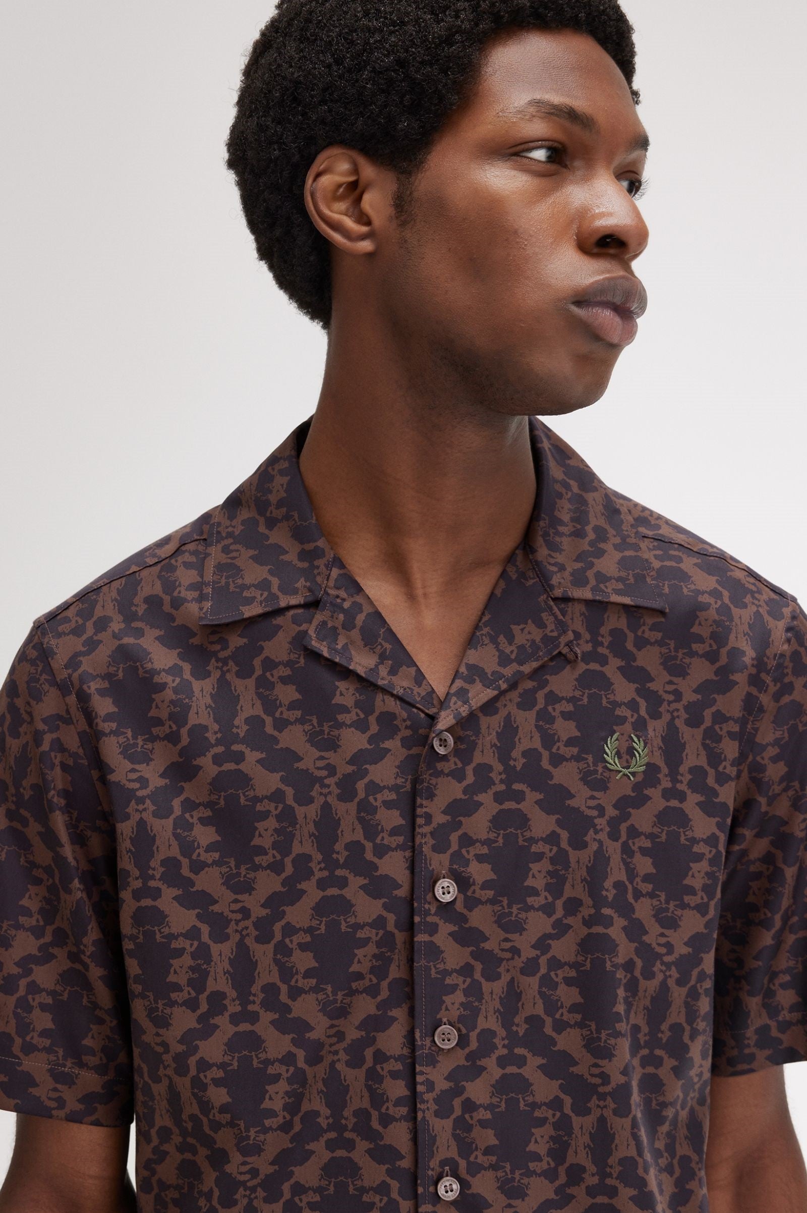 FRED PERRY Camisa com gola reverberante e estampa repetida - CARISMAstore