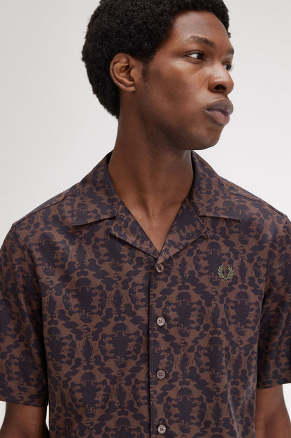 FRED PERRY Camisa com gola reverberante e estampa repetida - CARISMAstore