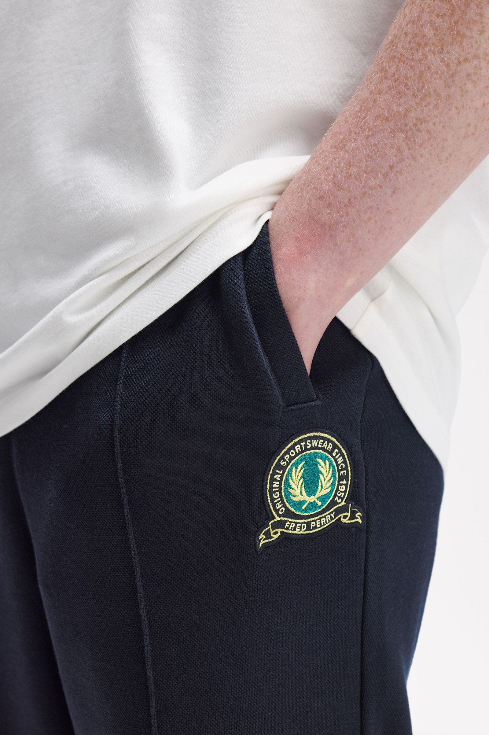 FRED PERRY Calças de fato de treino com emblema de ténis - CARISMAstore