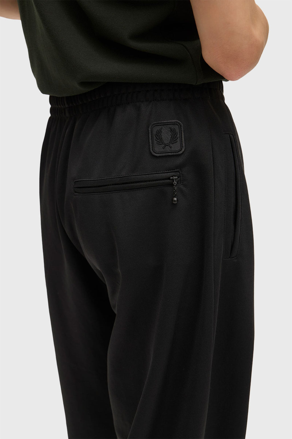 FRED PERRY Calça com aplicação em pele